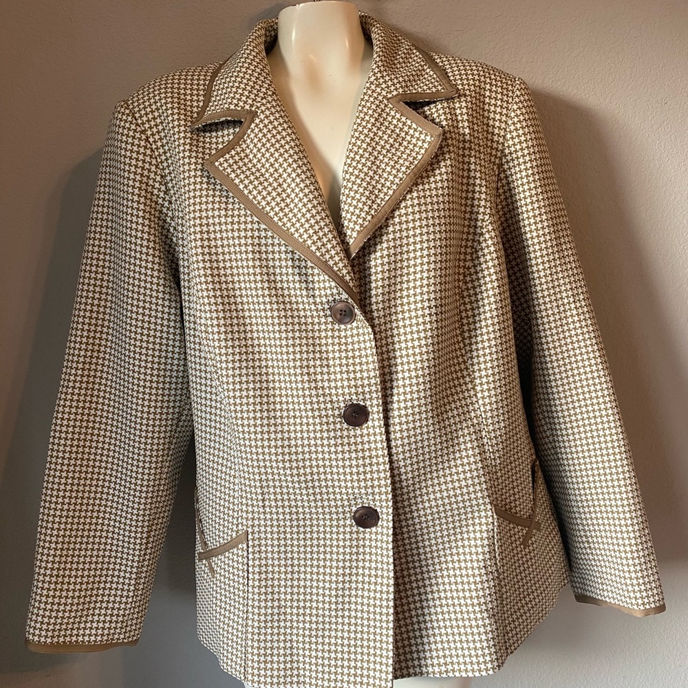 Womens Plus Blaacker Blazer 3 Button Notched Lapel Lined White and Tan Size 22W